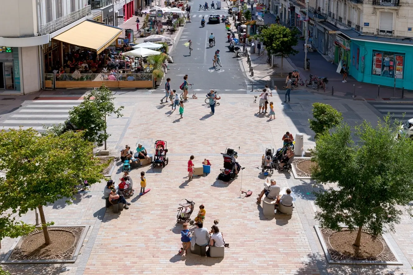 Place urbaine avec familles et enfants