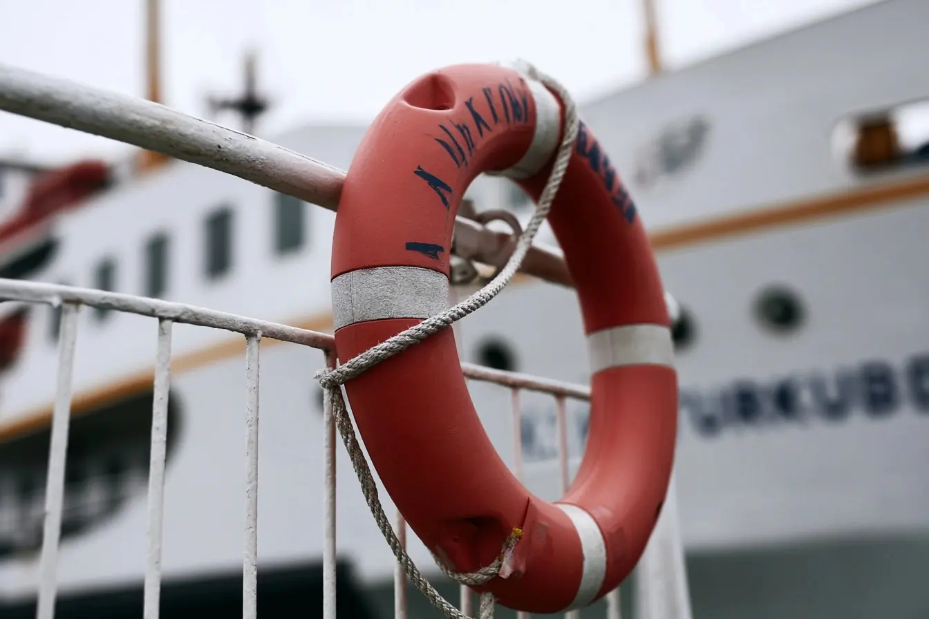 Bouée sur le bastingage d’un ferry