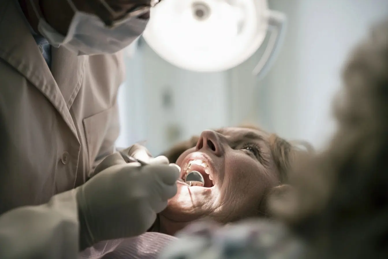 Dentiste examinant des gencives au cabinet