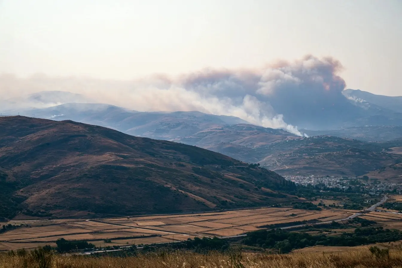 Large front de fumée sur des collines