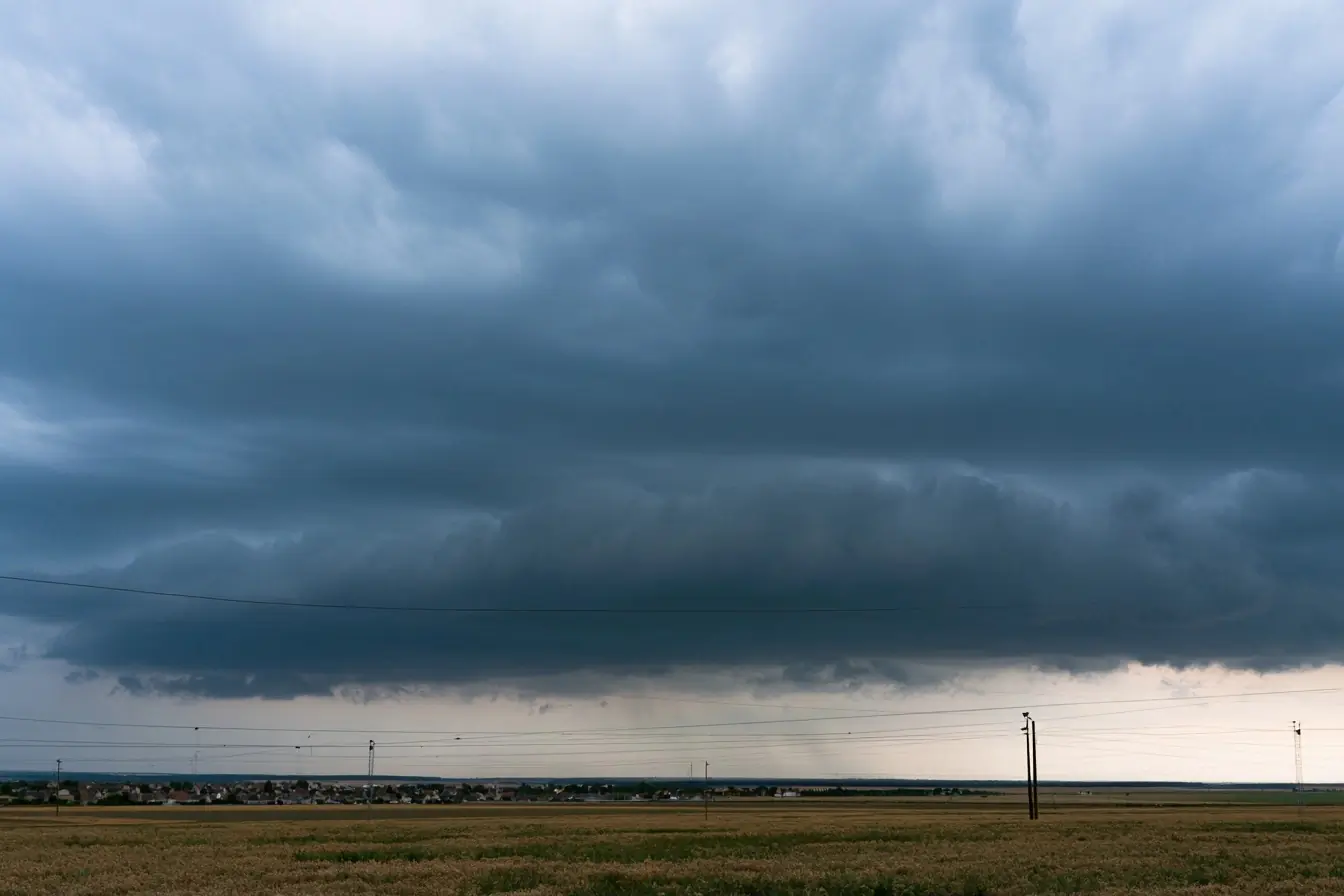 Plaine sous de lourds nuages d’orage