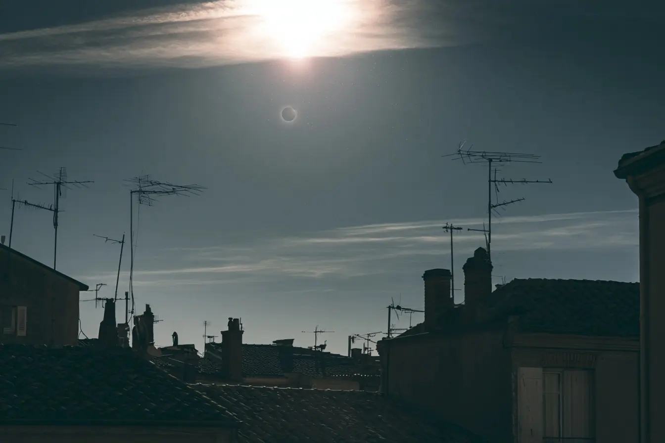 Soleil partiel au-dessus de toits