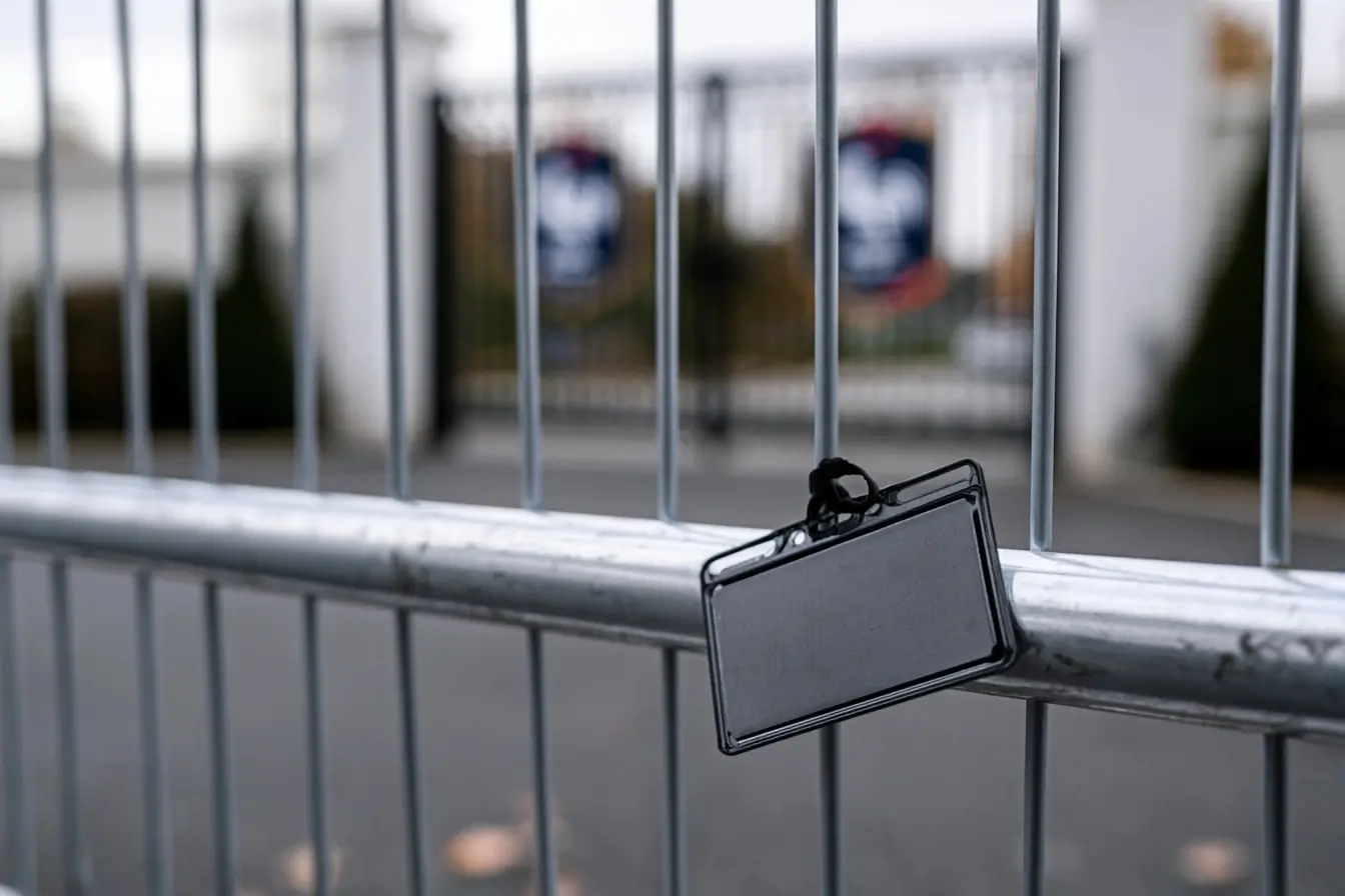 Badge presse contre une barrière