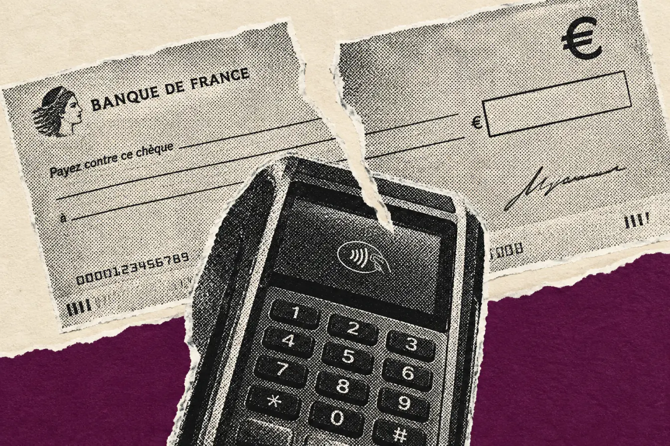 Chèque déchiré face à un terminal de paiement