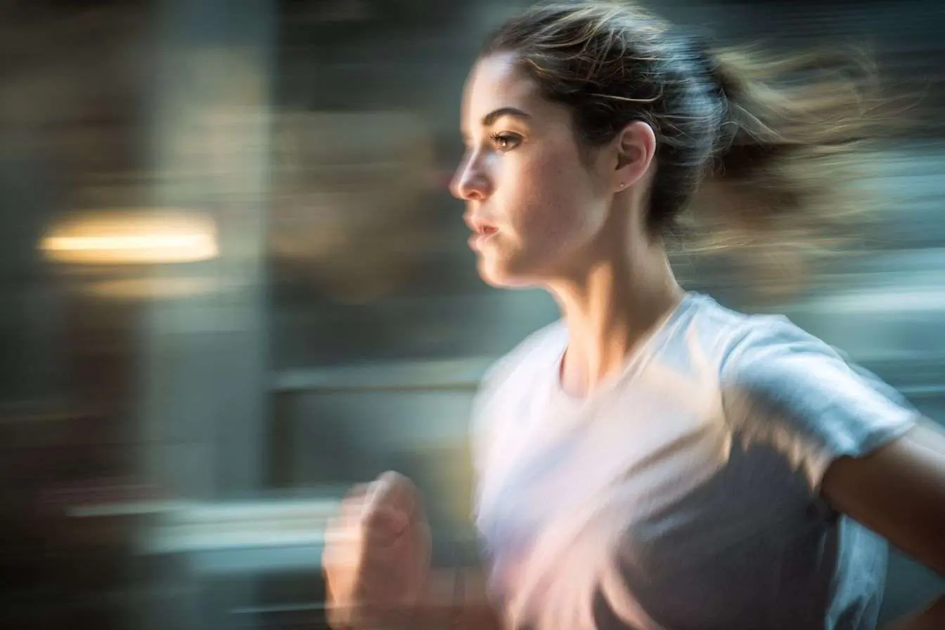 Image de lignes fluides et de dégradés montrant la relation entre l'exercice physique et la tranquillité mentale lors de la course.