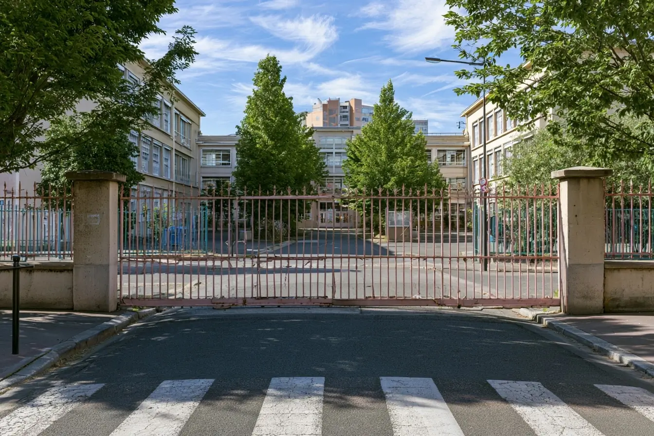 Lycée vu depuis la rue derrière une grille