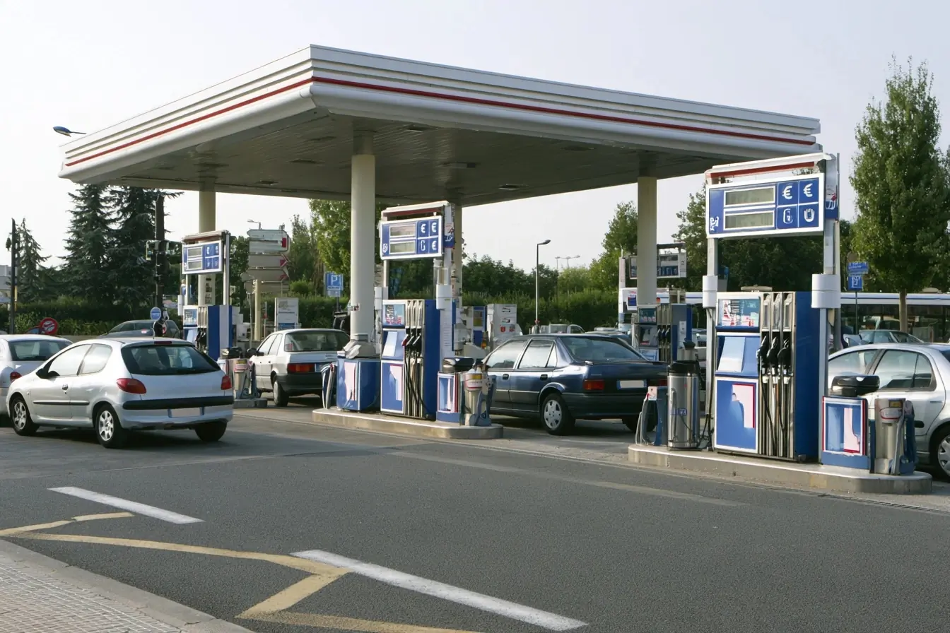 Station-service avec pompes et voitures