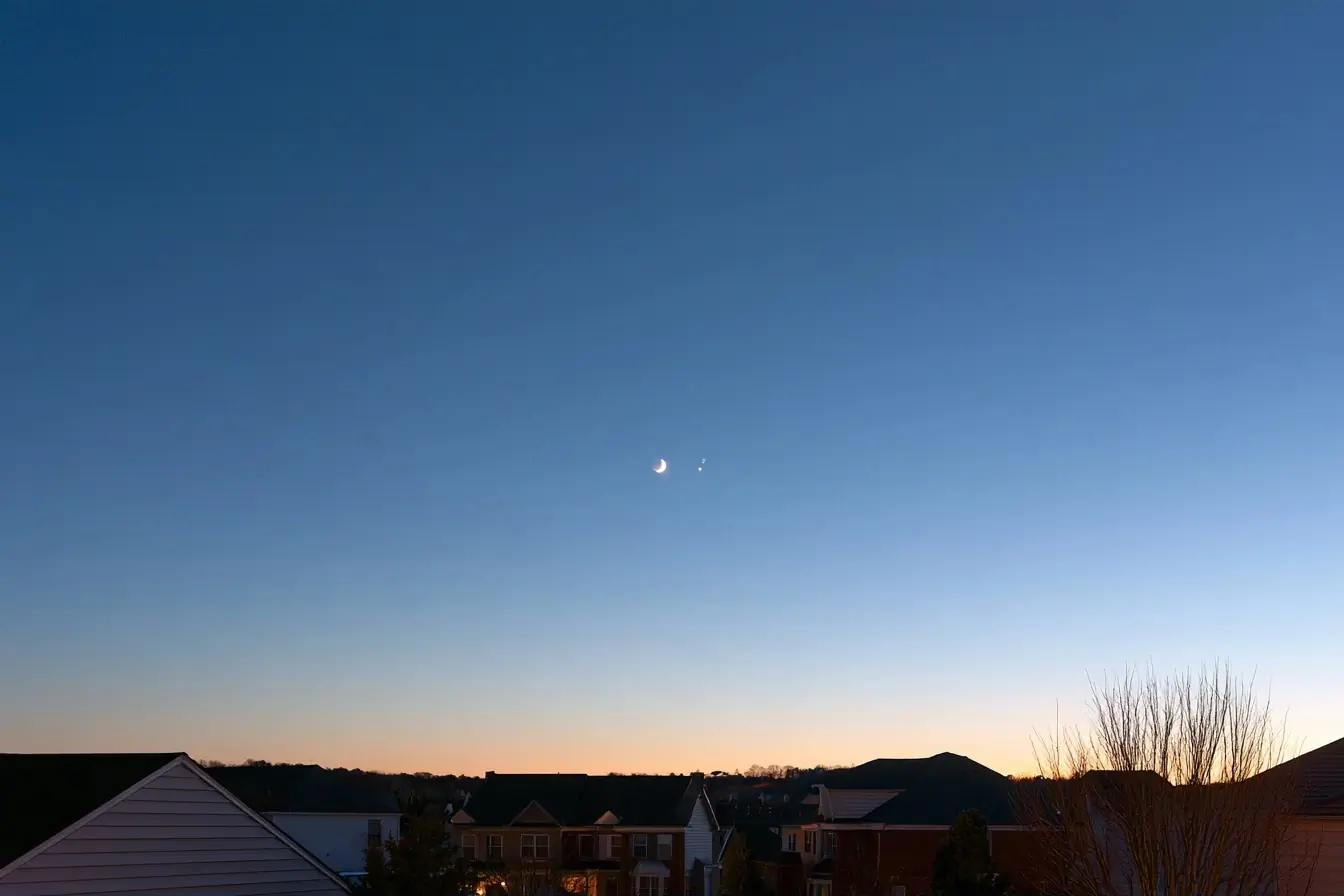 Lune et point lumineux sur le quartier