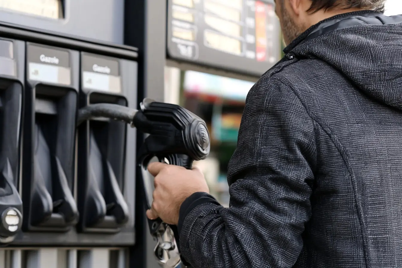 Automobiliste faisant le plein de gazole