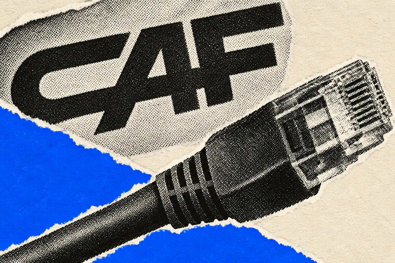 Logo CAF barré par une prise réseau