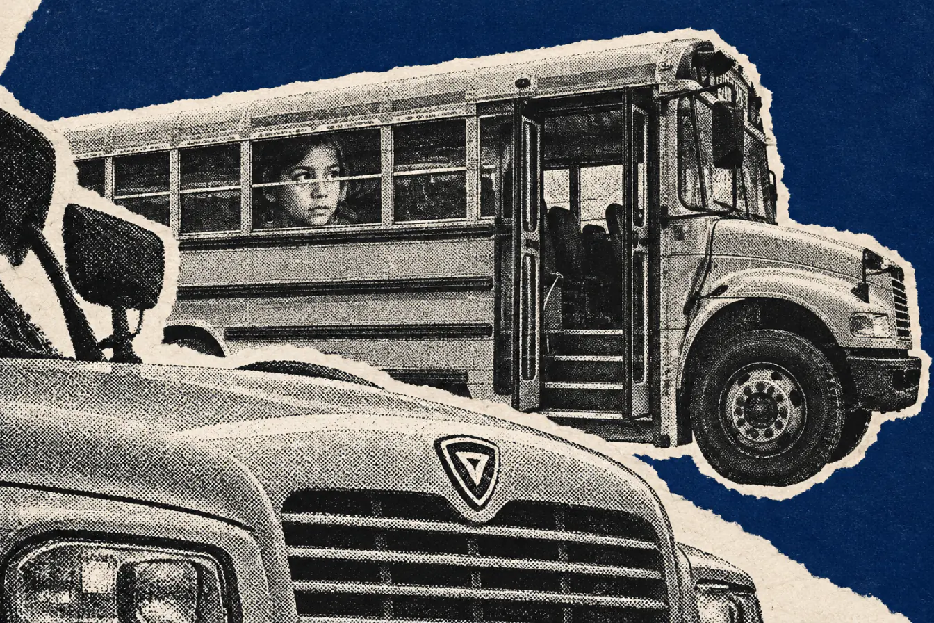 Portrait d’enfant derrière les vitres d’un car