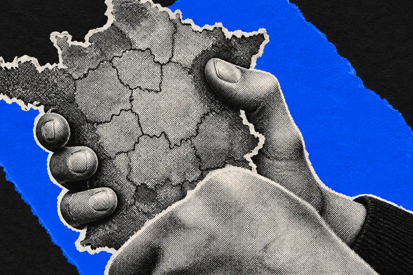 Main de lycéen serrant la carte de France