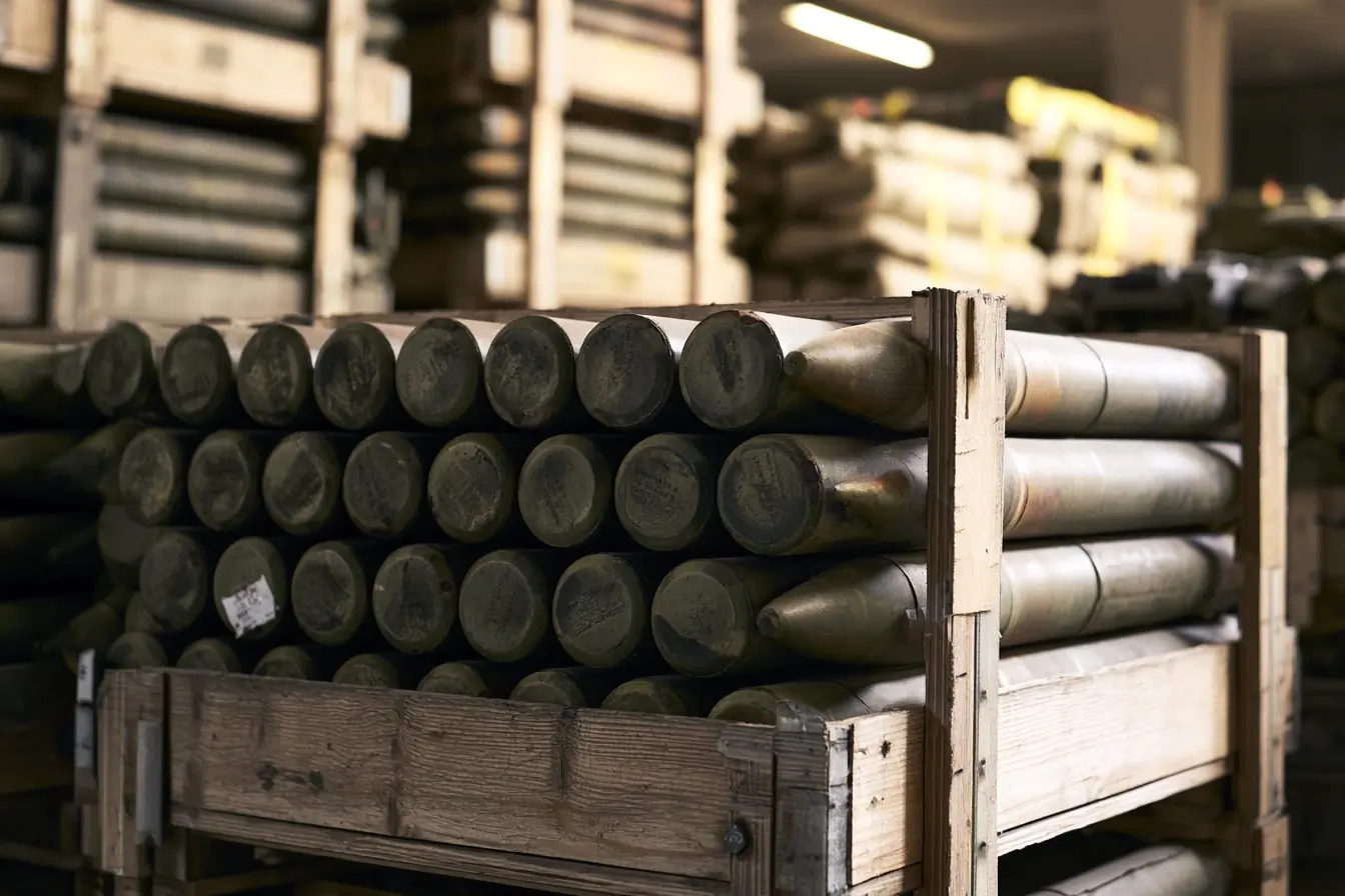 Munitions alignées dans un entrepôt