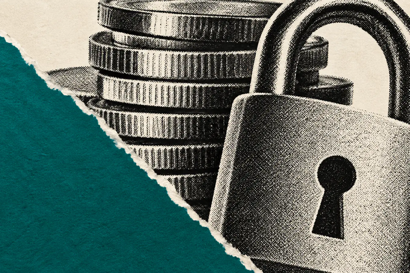 Pièces et cadenas en gros plan